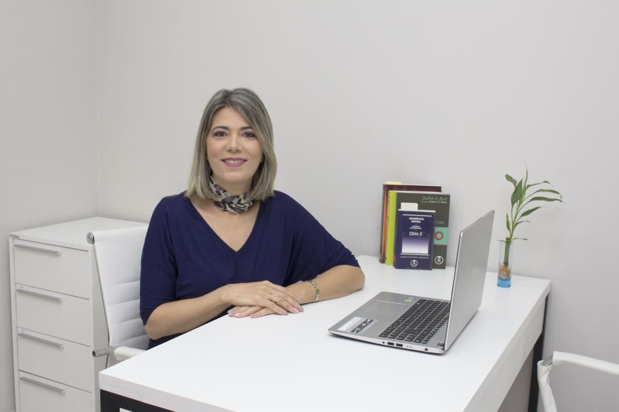 Psicóloga Valquiria na mesa de atendimento